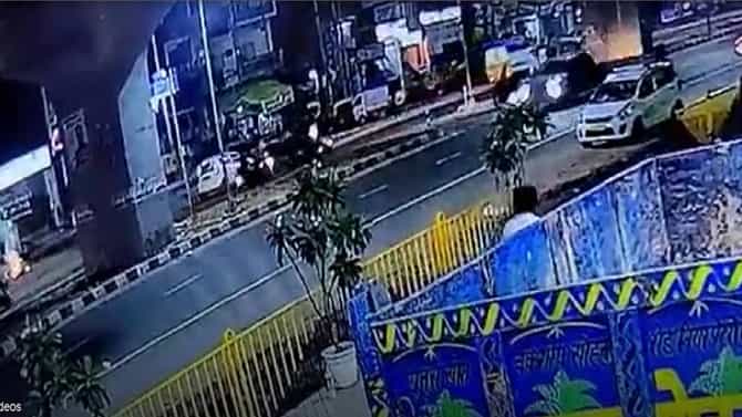 यू टर्न घेताना बाईकला कारची जोरदार धडक; अपघाताची थरारक घटना सीसीटीव्हीत कैद