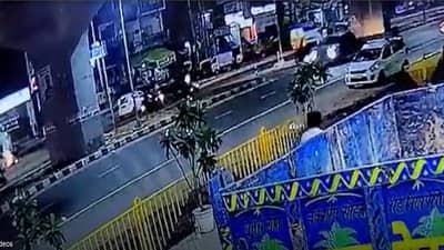 यू टर्न घेताना बाईकला कारची जोरदार धडक; अपघाताची थरारक घटना सीसीटीव्हीत कैद