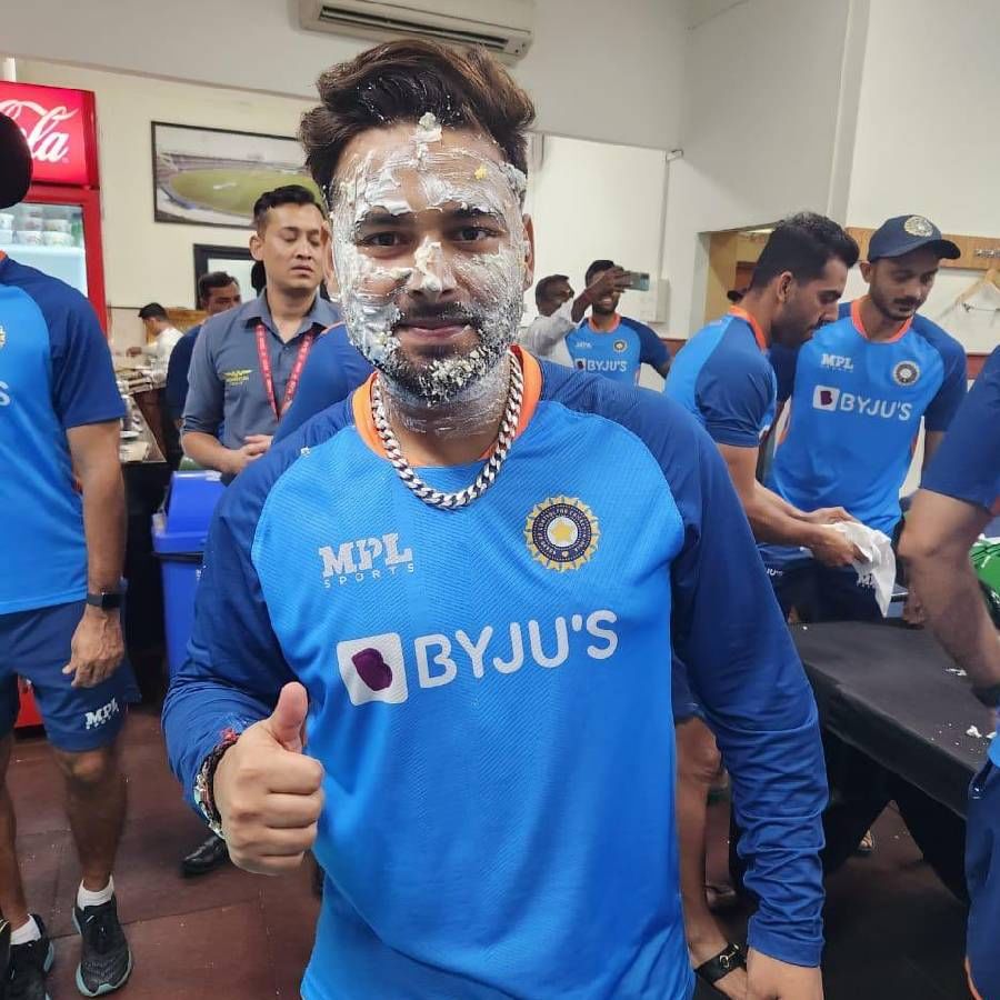 काल टीम इंडियाचा स्टार खेळाडू ऋषभ पंतचा वाढदिवस खेळाडूंनी उत्साहात साजरा केला, ड्रेसिंग रुममधील काही फोटो सोशल मीडियावर अधिक व्हायरल झाले आहेत. 