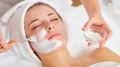 Karwachauth: आता पार्लरमध्ये नव्हे तर घरबसल्या करू शकता फेशिअल, कमी बजेटमध्ये मिळेल निखार