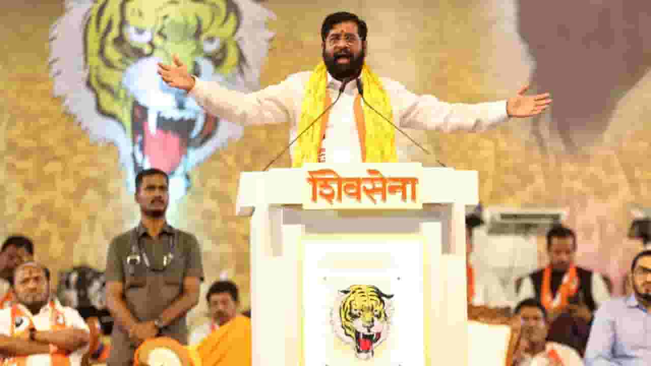 निवडणूक आयोगासमोर सहा पर्याय मांडले, पण 'या' एकमेव चिन्हासाठी शिंदेगट आग्रही निवडणूक आयोगासमोर सहा पर्याय मांडले, पण 'या' एकमेव चिन्हासाठी शिंदेगट आग्रही