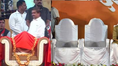 दसरा मेळावा ठाकरे आणि शिंदे यांचा, पण चर्चा होती त्या दोन खुर्च्यांची; कारण काय?