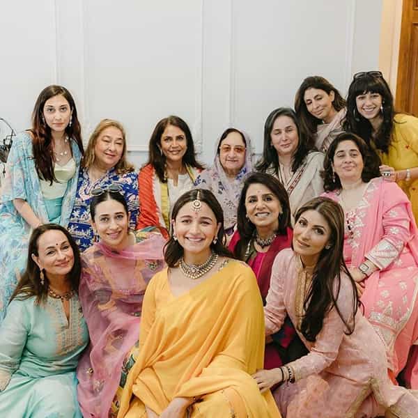 अभिनेत्री आलिया भट्टचा डोहाळ जेवणाचा कार्यक्रम नुकताच मुंबईत पार पडला. रणबीर-आलियाच्या 'वास्तू' या निवासस्थानी बेबी शॉवर आयोजित करण्यात आला होता. या कार्यक्रमाचे फोटो आलियाने आता इन्स्टाग्रामवर पोस्ट केले आहेत.