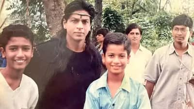 शाहरुखच्या उजव्या बाजूला असलेल्या मुलाला ओळखलंत का? आज आहे बॉलिवूडचा स्टार