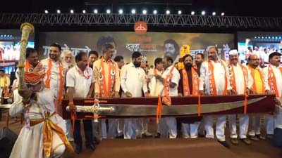 दावा धनुष्यबाणावर, पूजन तलवारीचं, एकनाथ शिंदेंच्या शस्त्र पूजेची जोरदार चर्चा