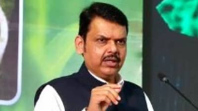 उद्धव ठाकरेंनी आपले शब्द मागे घ्यावेत, जाहीर माफी मागावी, देवेंद्र फडणवीस