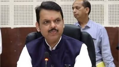 तुम्ही पाकिस्तानमध्ये राहता की, परदेशात?, देवेंद्र फडणवीस अधिकाऱ्यांना असं का म्हणाले?