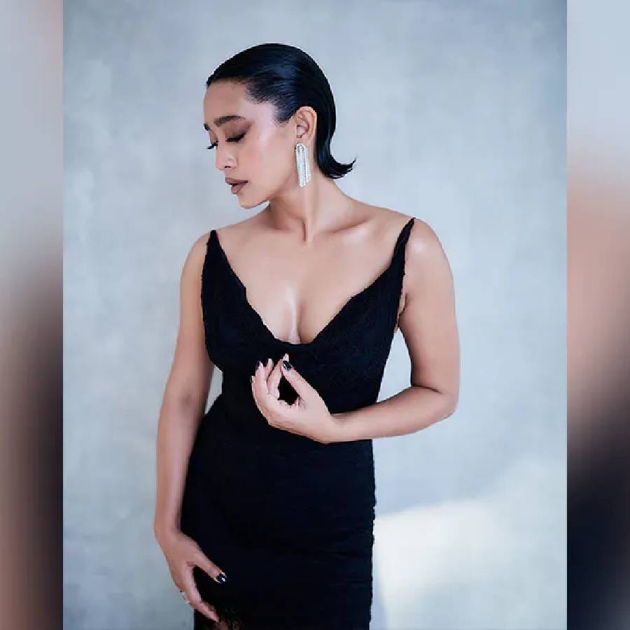 गेल्या काही दिवसांपासून सायानी आपल्या चाहत्यांसाठी बोल्ड फोटो शेअर करत आहे. विशेष म्हणजे सायानीचे हे खास फोटो तिच्या चाहत्यांना देखील प्रचंड आवडत आहेत. 