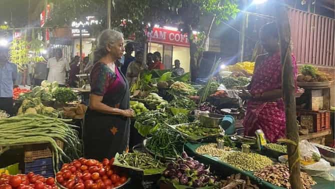 देशाच्या अर्थमंत्री निर्मला सीतारमन जेव्हा भाजी मंडईत जातात आणि भाजी खरेदी करतात तेव्हा..