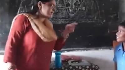 या मॅडमने जॉनी जॉनी येस पापा कविता विद्यार्थ्यांना कशी शिकवली बघा...कमाल व्हिडीओ!