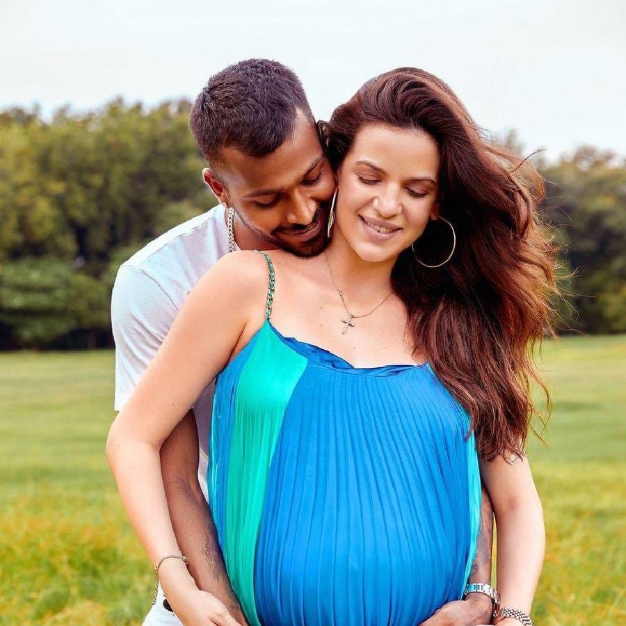 टीम इंडियाचे खेळाडू सद्या तिथं कसून सराव करीत आहेत. तिथले सराव करीत असतानाचे अनेक फोटो व्हायरल झाले आहेत.