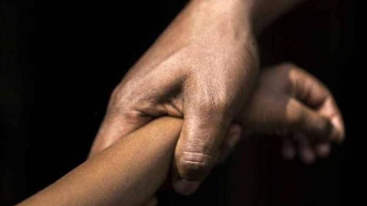 नापास झाल्याने शिक्षकाने दिली 'ही' भयानक शिक्षा, विद्यार्थ्याचा थेट जीवच गेला नापास झाल्याने शिक्षकाने दिली 'ही' भयानक शिक्षा, विद्यार्थ्याचा थेट जीवच गेला