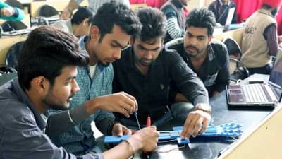 आर्ट्सवाल्यांकडे बघून नाकं मुरडणाऱ्या इंजिनीयरिंगवाल्यांनो आधी हे वाचा...