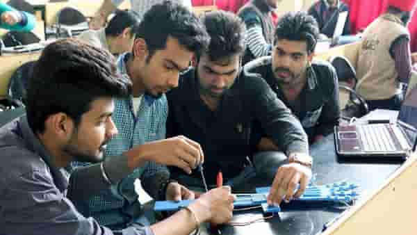 आर्ट्सवाल्यांकडे बघून नाकं मुरडणाऱ्या इंजिनीयरिंगवाल्यांनो आधी हे वाचा...