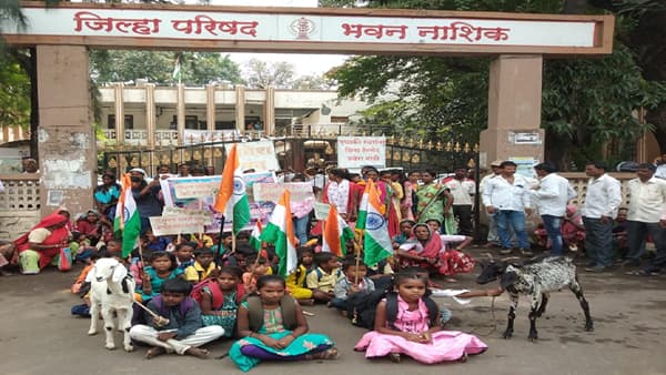बकऱ्या द्या....दप्तर घ्या....विद्यार्थ्यांनी केले भन्नाट आंदोलन, झाली जोरदार चर्चा...