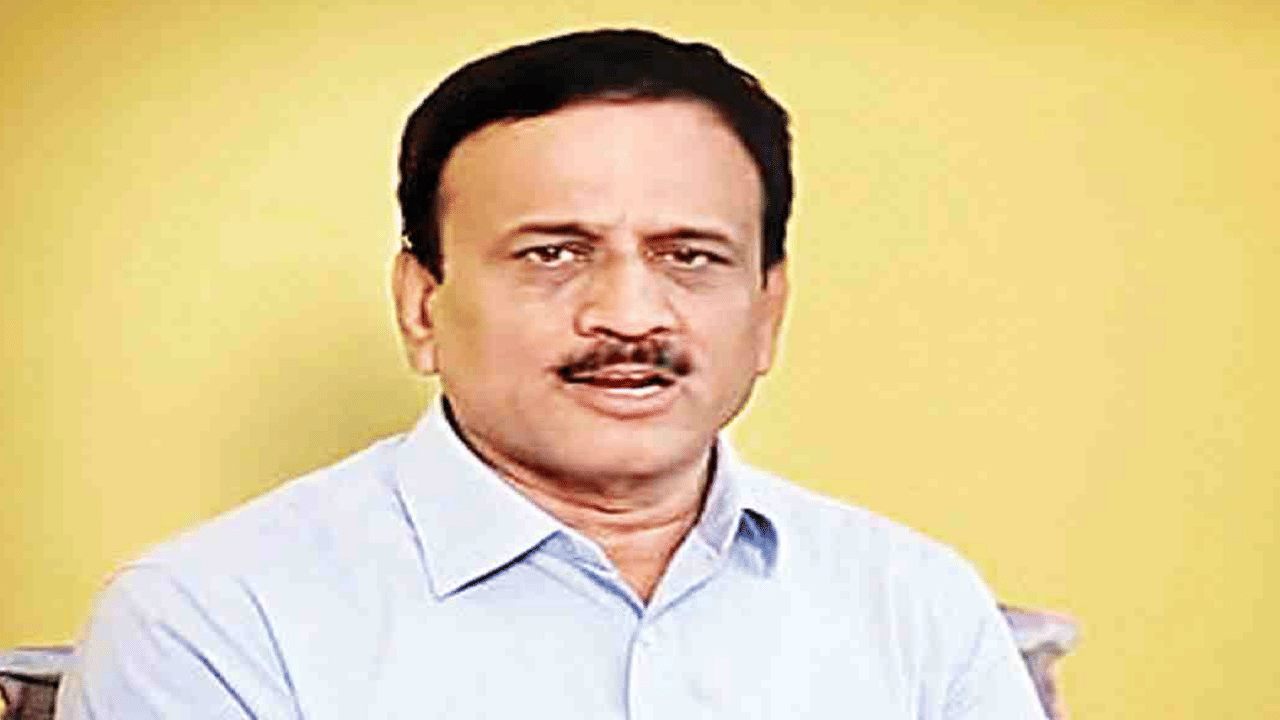 इकडे आग लावायची का ? तिकडे लावायची ? ठाकरे - शिंदेंच्या चिन्हाबाबत महाजन काय म्हणाले ?
