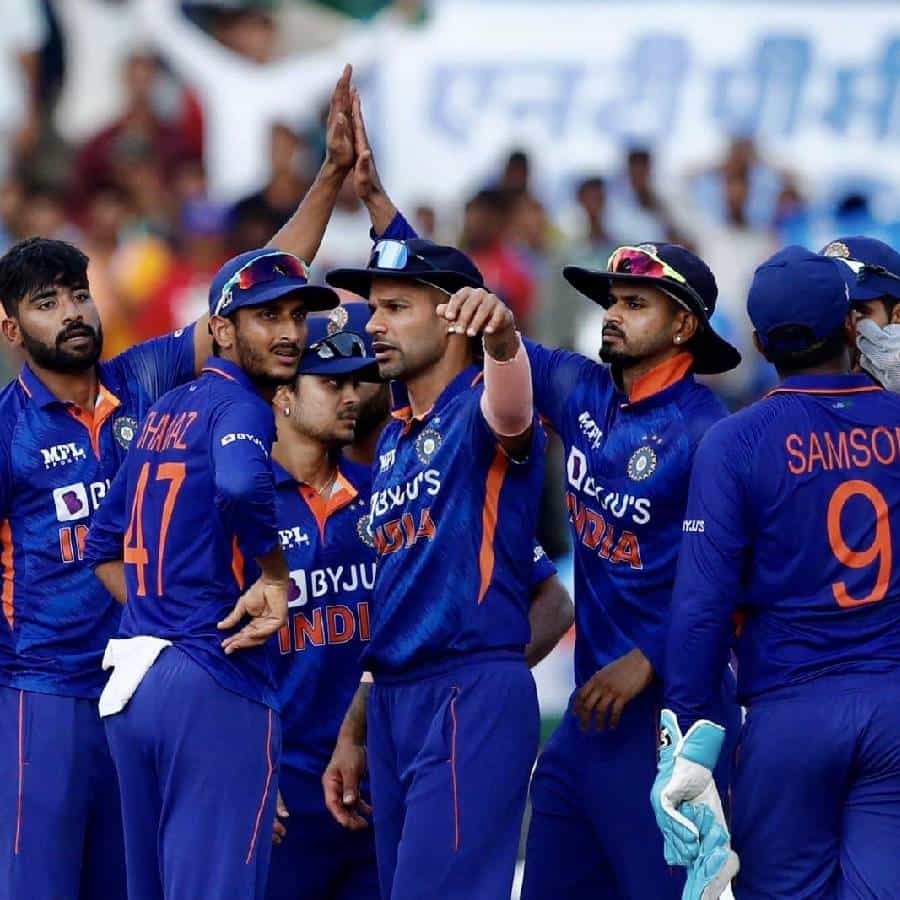 आफ्रिका आणि टीम इंडियाने एक एक मॅच जिंकल्यामुळे अंतिम सामना कोण जिंकणार याकडे सगळ्यांचे लक्ष लागले होते. परंतु टीम इंडियाच्या खेळाडूंनी चांगली कामगिरी केल्यामुळे सहज विजय मिळविला आला.
