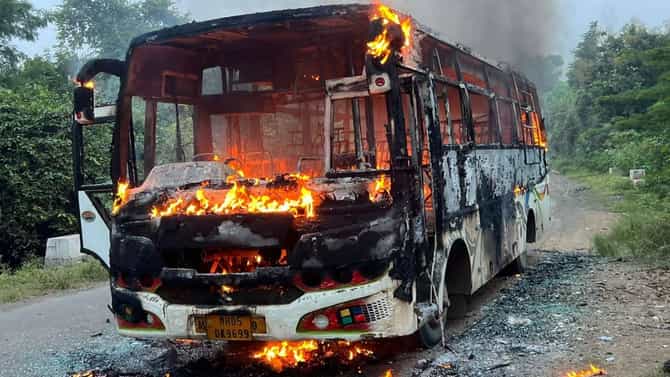 Video : 27 प्रवाशांनी भरलेली खासगी बस पेटल्यानं खळबळ!