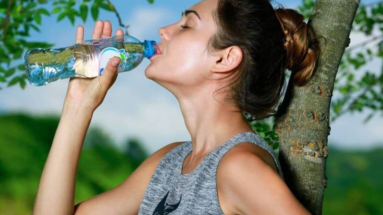 Drinking Water Benefits: दररोज योग्य प्रमाणात प्या पाणी, मिळतील ' हे ' फायदे