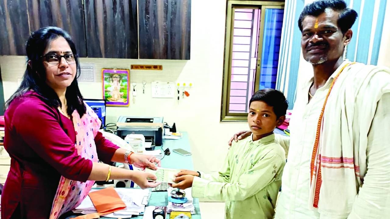 सहावीतल्या मुलानं लिहिलं मुख्यमंत्र्यांना पत्र, अनुदान पाठविण्याची मागणी, अशी झाली मदत सहावीतल्या मुलानं लिहिलं मुख्यमंत्र्यांना पत्र, अनुदान पाठविण्याची मागणी, अशी झाली मदत