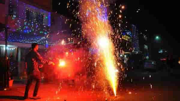 फटाके फोडण्यावरुन वाद, तीन अल्पवयीन मुलांनी तरुणाला भोसकले
