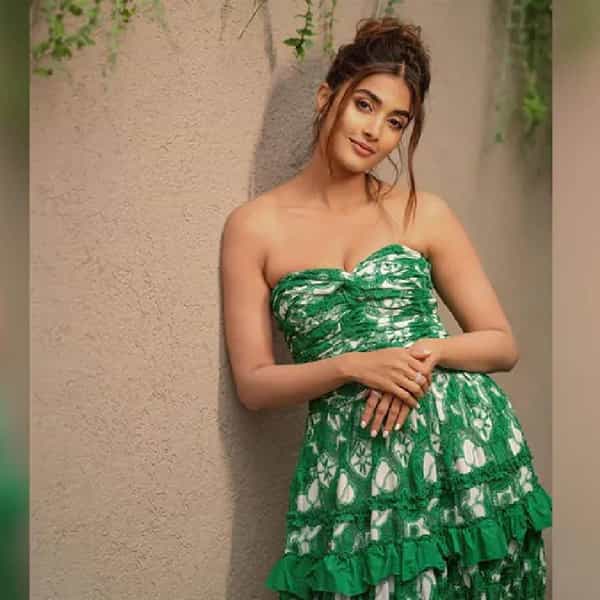 फक्त बॉलिवूडच नव्हे तर साऊथ इंडस्ट्रीमध्येही वेगळी ओळख अभिनेत्री पूजा हेगडेने निर्माण केलीये. पूजाचा चाहता वर्गही मोठा आहे.