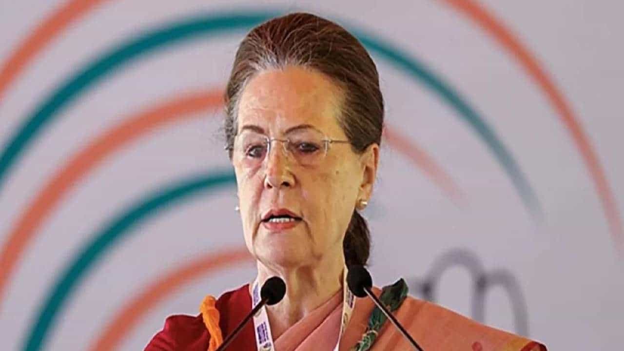 सोनिया गांधींचं ATM म्हणजे हा नेता, भाजपची टीका, राजकारण तापलं!