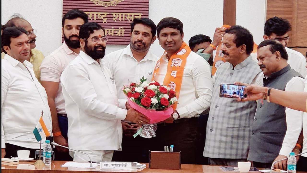 संजय राऊतांचे निकटवर्तीय शिंदे गटात, पालघरमध्ये उद्धव ठाकरेंना धक्का!