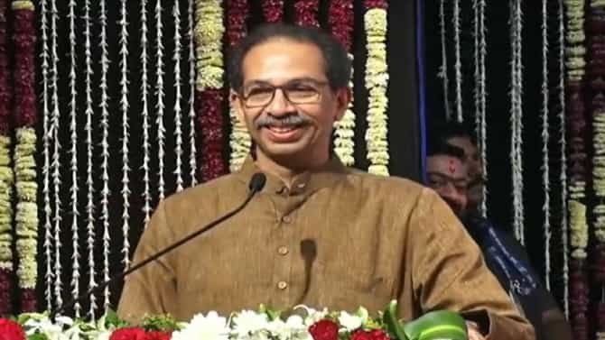 मी तर लढाईचीच वाट बघतोय...भुजबळांच्या व्यासपीठावरुन उद्धव ठाकरेचं खुलं आव्हान...