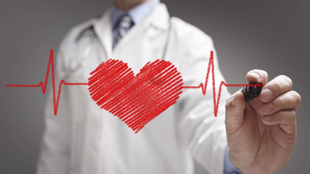 Heart Attack: कोरोनानंतर हार्ट अटॅकचे प्रमाण का वाढले? डॉक्टरांनी सांगितले कारण Heart Attack: कोरोनानंतर हार्ट अटॅकचे प्रमाण का वाढले? डॉक्टरांनी सांगितले कारण