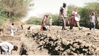 Job Card: MGNREGA साठी चिक्कार पैसा, पण रोजगाराच्या नावानं निव्वळ शिमगा..