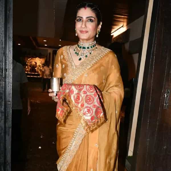बाॅलिवू़डमध्ये करवा चौथचे एक वेगळेच क्रेझ आहे. करवा चौथनिमित्त अभिनेत्री रवीना टंडन खास लूकमध्ये दिसत होती. यावेळी रवीनाने पिवळ्या रंगाची सुंदर साडी घातली होती.