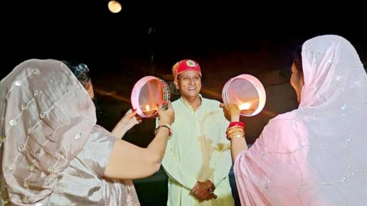 ह्योच नवरा पाहयजे! भाजप खासदारासाठी दोन पत्नींचे करवा चौथचे व्रत; पहिली शिक्षिका तर दुसरी... ह्योच नवरा पाहयजे! भाजप खासदारासाठी दोन पत्नींचे करवा चौथचे व्रत; पहिली शिक्षिका तर दुसरी...