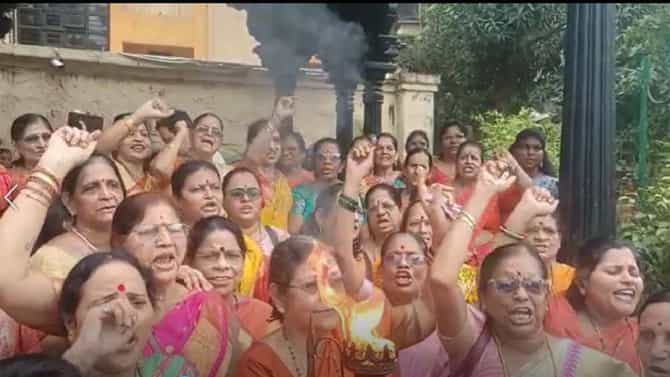 हाती मशाल, ठाण्यातून निघाल्या रणरागिणी... मातोश्रीकडे पावलं....