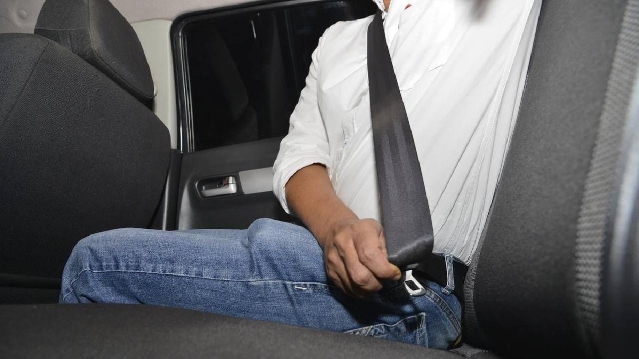 Seat Belts : सीट बेल्ट बांधा नाहीतर पावती फाडेल की पोलीस मामा..