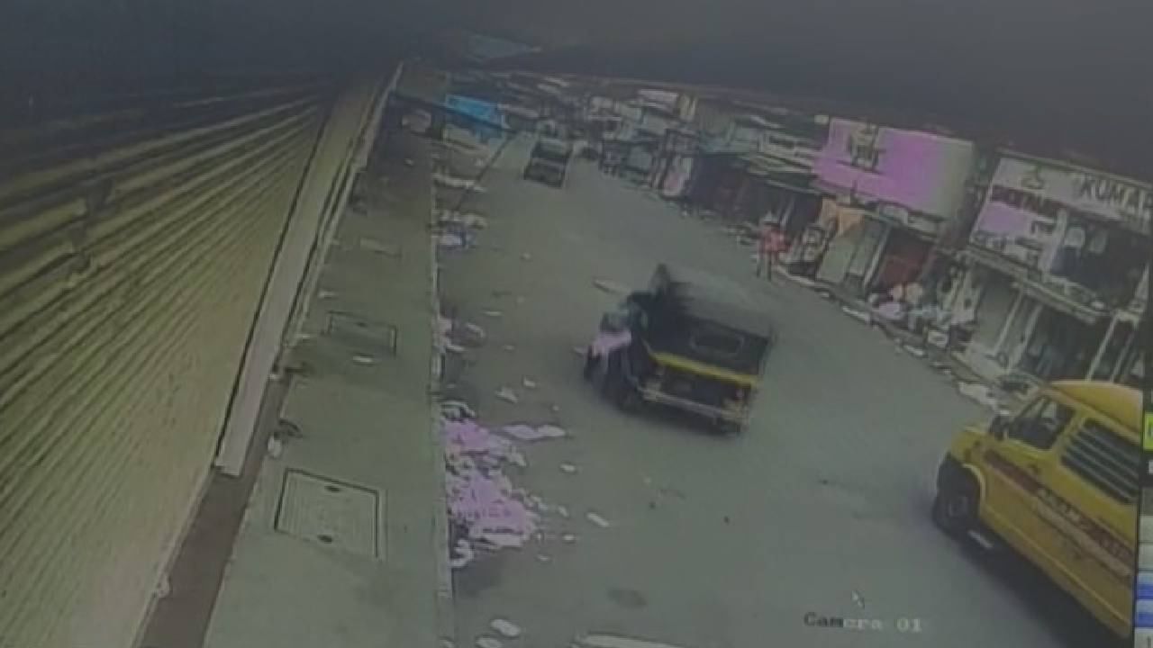 Cctv ठाण्यात मुली असुरक्षित रिक्षा चालकाच्या छेडछाडीला तरुणीने विरोध 