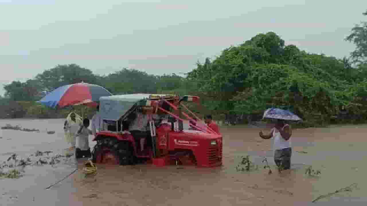 ...अन् ट्रॅक्टरसकट आमदार अडकले पुराच्या पाण्यात