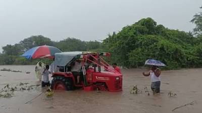 …अन् ट्रॅक्टरसकट आमदार अडकले पुराच्या पाण्यात