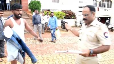 अधिकाऱ्याने लाच मागताच त्याने चक्क कपडेच काढून दिले; या शहरातील आरटीओमध्ये घडला अजबप्रकार