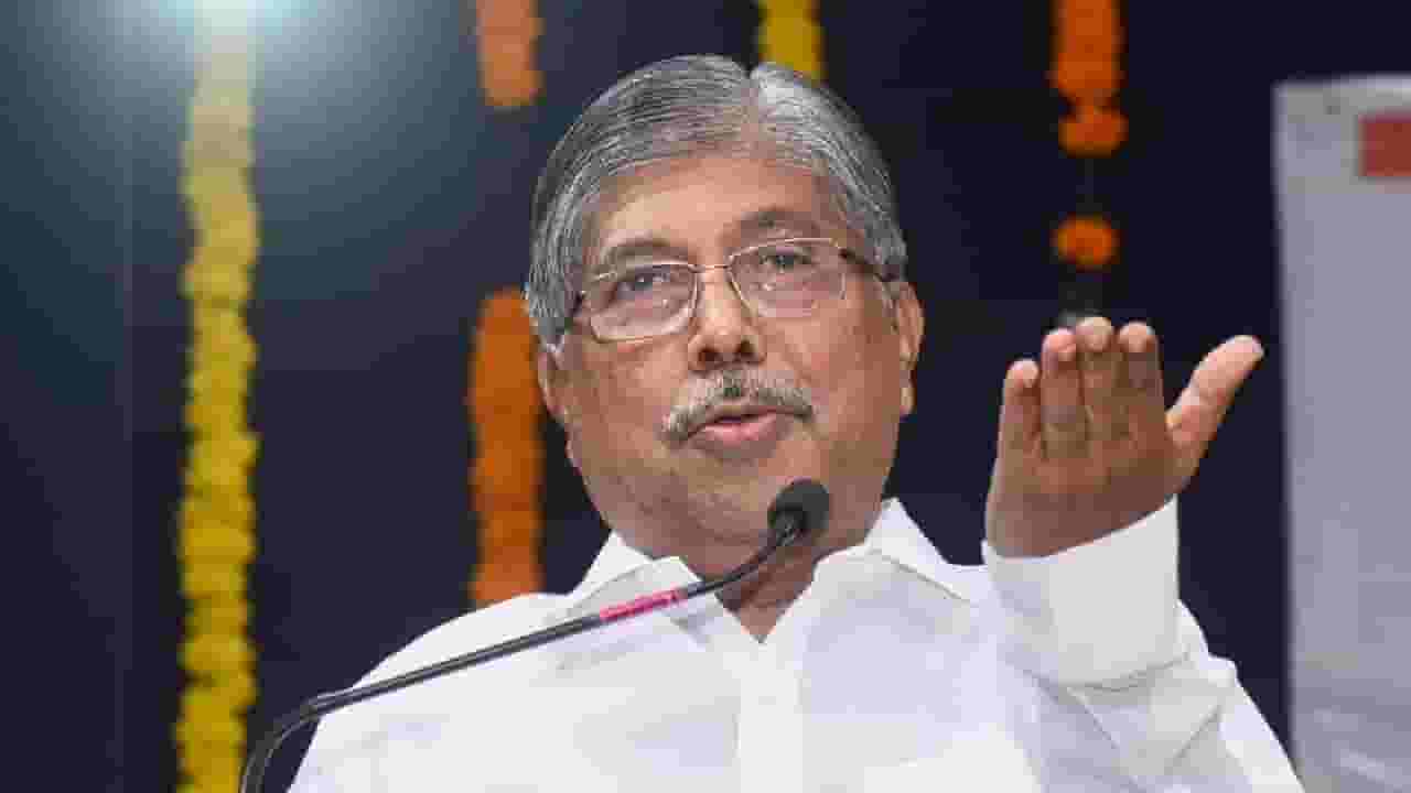 काहीजण फक्त सोशल मीडियावर वाचतात, माझी बायकोही तशीच- चंद्रकांत पाटील