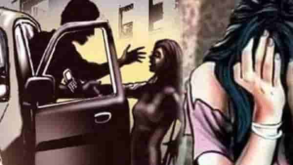 कारला हात देणं पडलं महागात, चालकाने चालू गाडीतच काय केलं ?