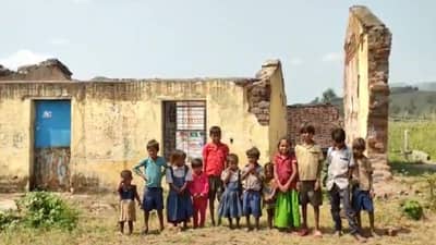 पाड्यांवरील जिल्हा परिषद शाळांची वाताहत, धड ना शिक्षक, ना विद्यार्थी, ना इमारत, कसे शिकणार?