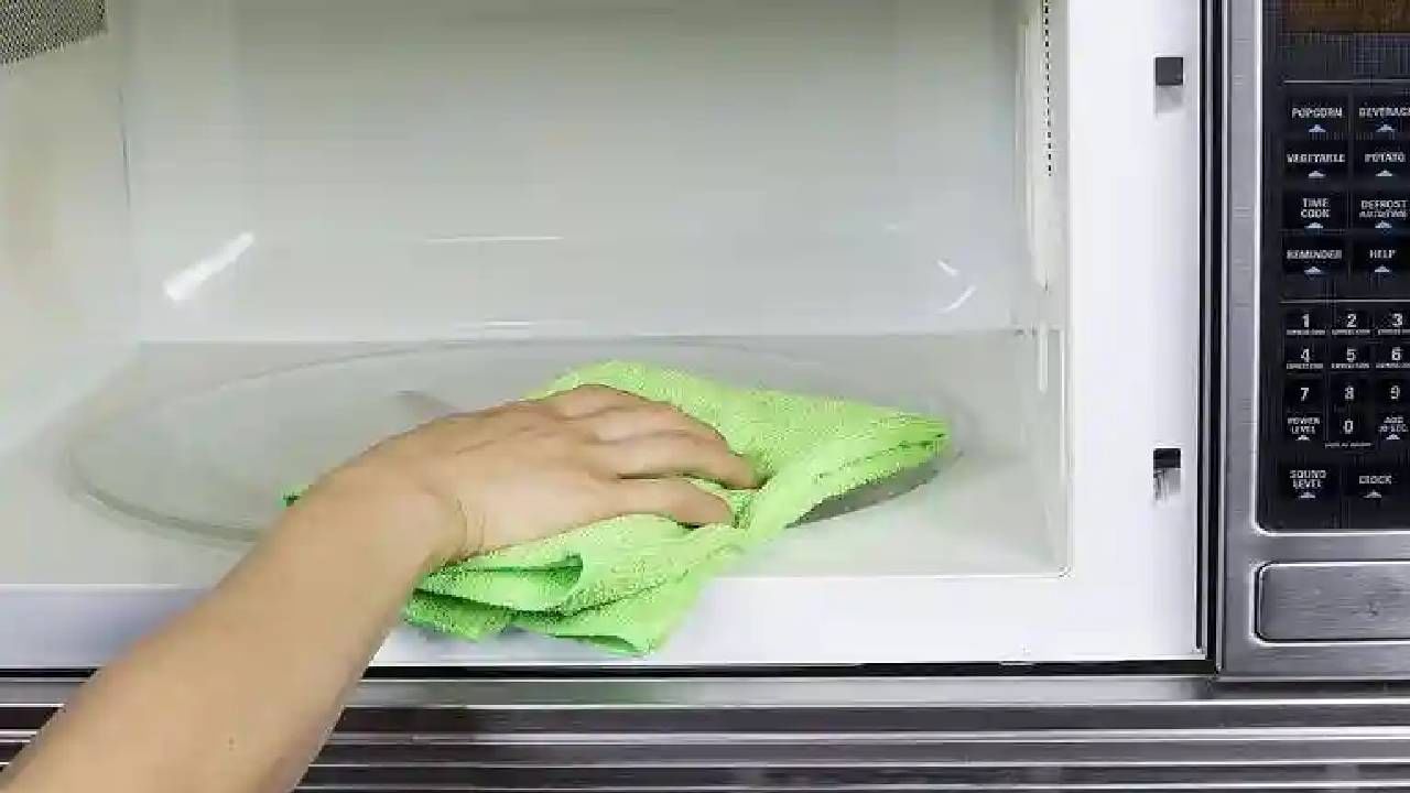 Microwave Cleaning at Home: मायक्रोवेव्ह ओव्हनची स्वच्छता करण्यासाठी वापरा या ट्रिक्स, दुर्गंधी होईल दूर