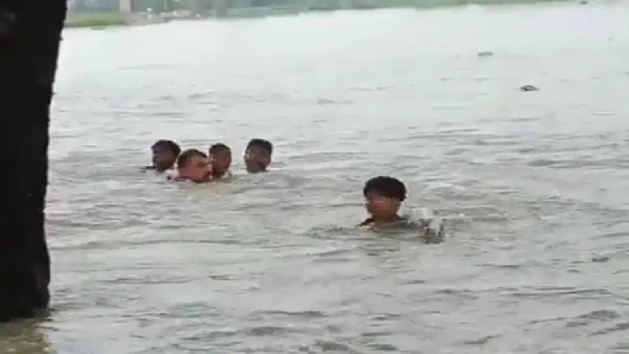 दरोगा जी ने दिल जीत लिया! लहान मुलाला वाचविण्यासाठी पोलिसाने पाण्यात उडी टाकली
