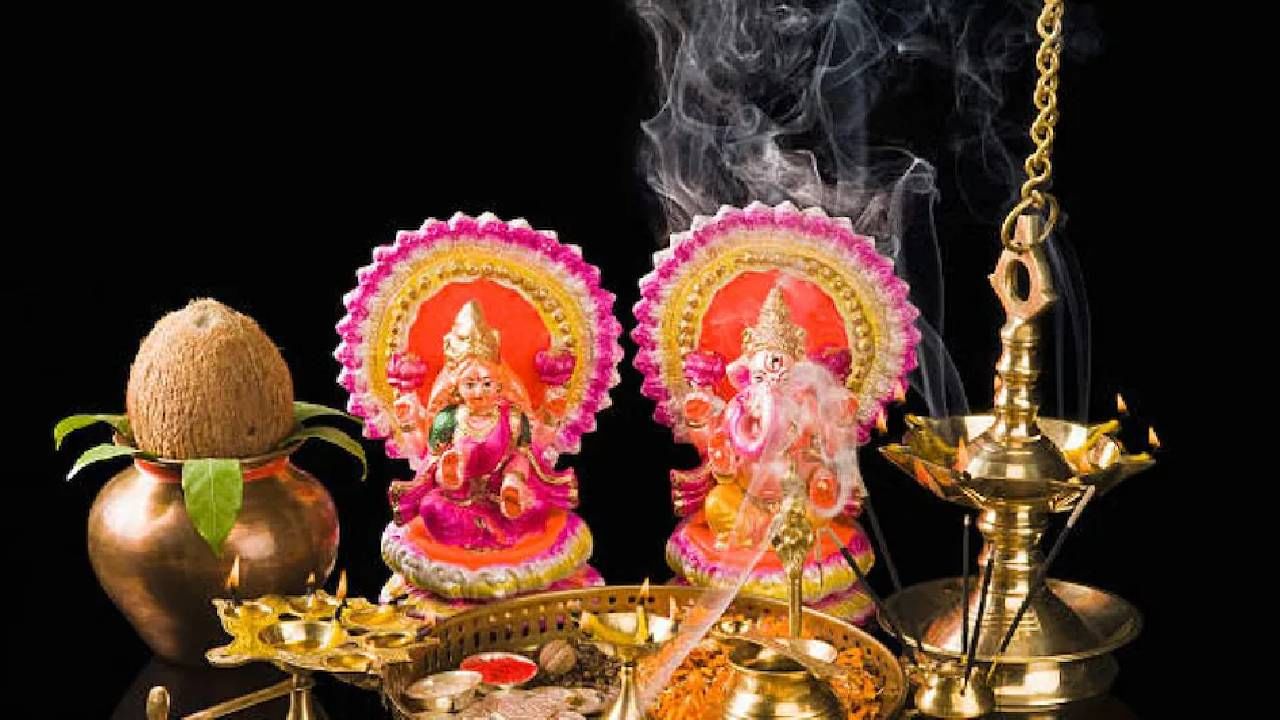Diwali 2022: धनत्रयोदशीला करा धन्याचे 'हे' उपाय, घरातली आर्थिक चणचण जाईल निघून Diwali 2022: धनत्रयोदशीला करा धन्याचे 'हे' उपाय, घरातली आर्थिक चणचण जाईल निघून