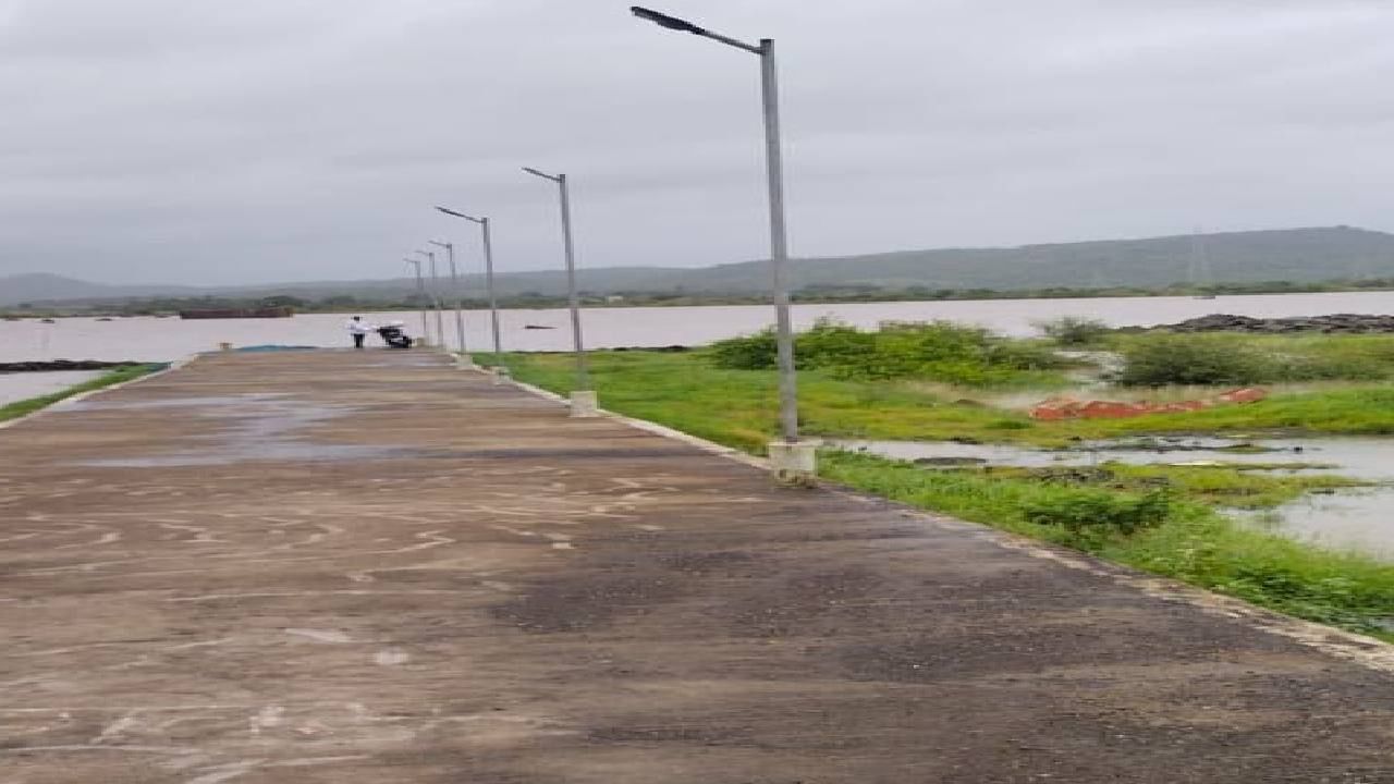 वैतरणा नदीच्या काठावर सेल्फी घेत होत्या, तोल गेला अन्...