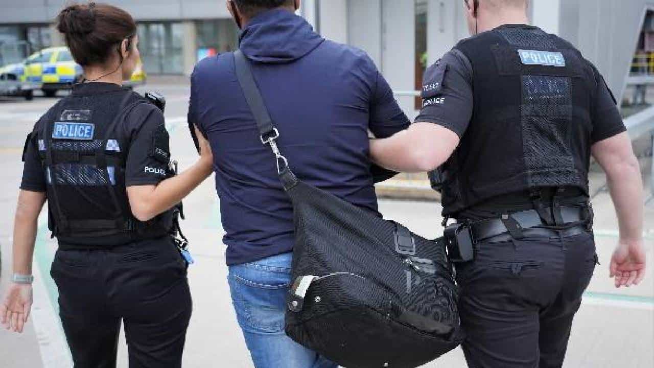 बायकोसोबत स्वित्झर्लंड फिरायला जात होता, अबूधाबीत त्याला ताब्यात घेतलं, त्याच्यासोबत जे होतंय, कुणासोबतही होवू नये