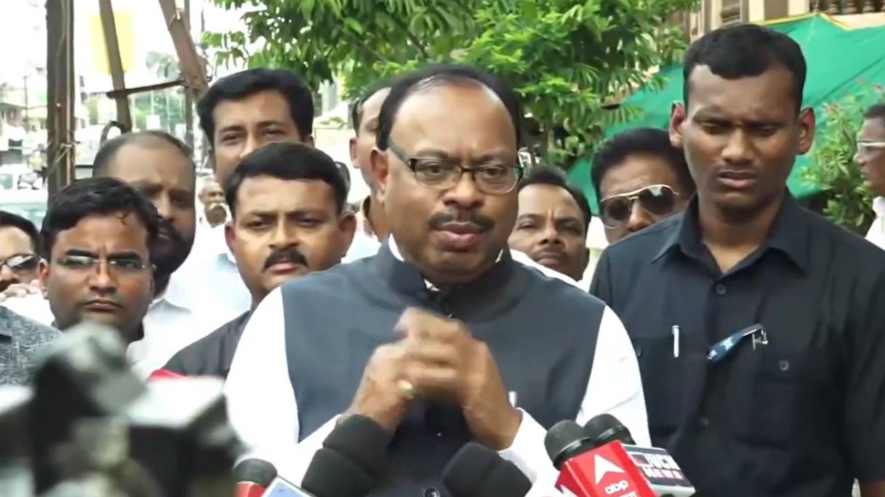 उद्धव ठाकरे यांनी संताजी-धनाजी सारखा शिंदे-फडणवीसांचा धसका घेतलाय; बावनकुळे यांचा हल्लाबोल सुरूच उद्धव ठाकरे यांनी संताजी-धनाजी सारखा शिंदे-फडणवीसांचा धसका घेतलाय; बावनकुळे यांचा हल्लाबोल सुरूच