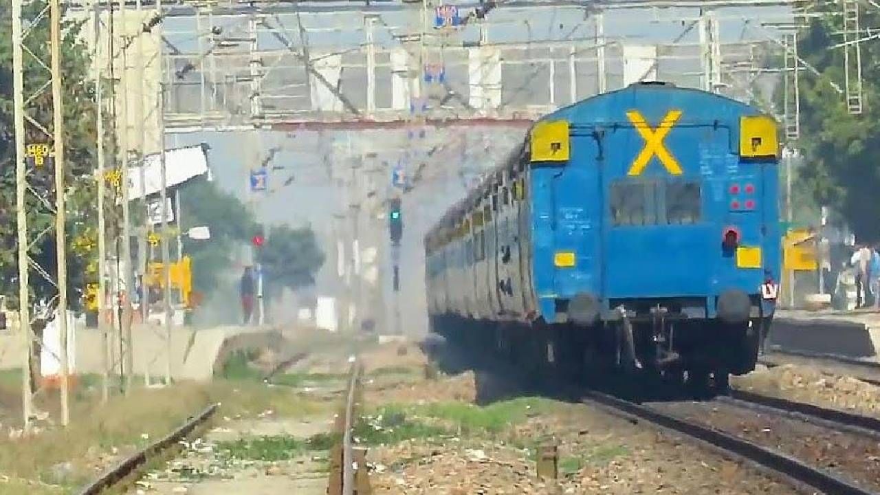 रेल्वेच्या शेवटच्या डब्यामागे X मार्क असतं, का असतं ते? माहितेय? रेल्वेच्या शेवटच्या डब्यामागे X मार्क असतं, का असतं ते? माहितेय?