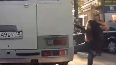 वाचली पोरगी वाचली! थोडक्यात वाचली...बस ड्रायव्हरने तत्परता दाखविली